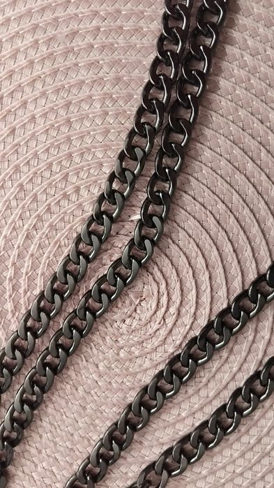 Łańcuch, metalowy pasek do torebki.