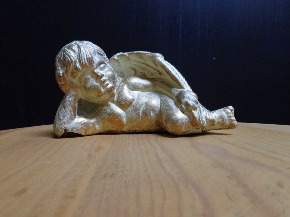 Anjo dourado deitado434198982773319681