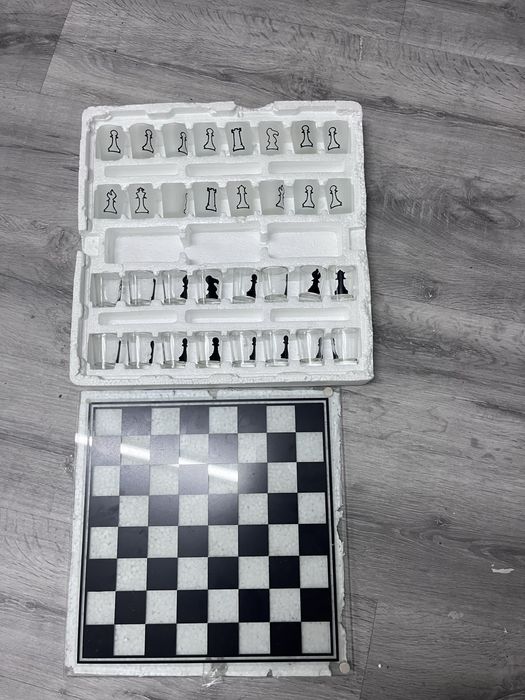 Tabuleiro de Xadrez  em vidro com copos