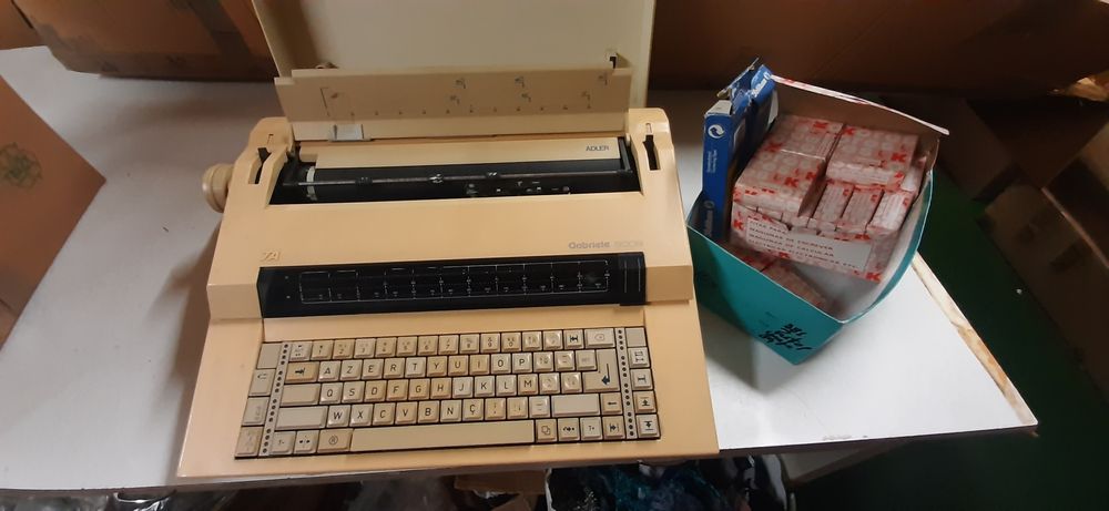 Máquina de escrever antiga gabriele 9009