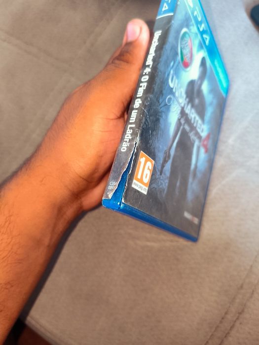 Uncharted 4 O Fim de um Ladrão em boas condições tirando a caixa que está um pouco rasgada de lado para, PlayStation 4