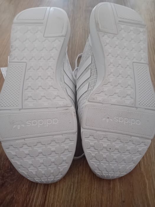 Białe adidasy Swift run