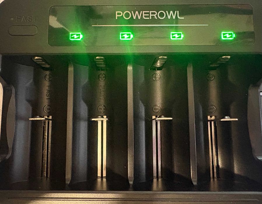 Inteligentna ładowarka POWEROWL AA, AAA, C, D + 4 x akumulator.