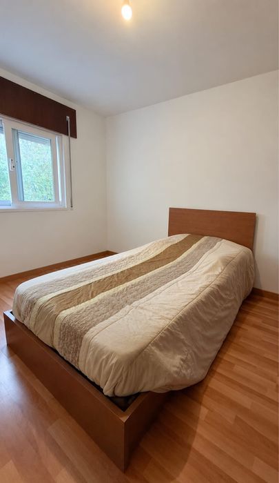 Cama de corpo e meio como nova