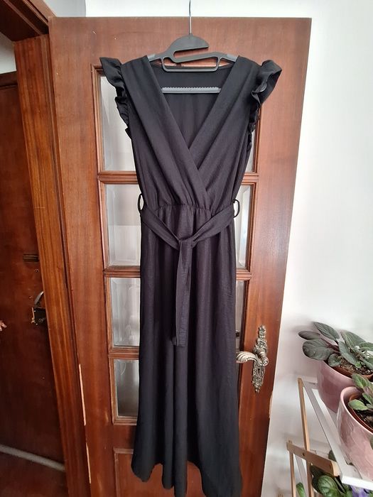 Vestido preto com folho