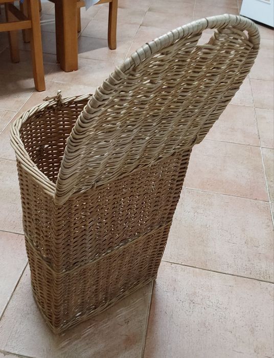 CESTO BONITO EM VERGA,COM TAMPA.Casa,Quarto,Sala,Garagem.,Wc,Cozinha.