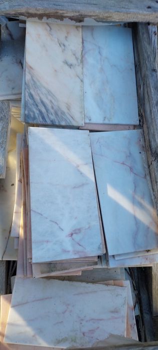 Mármore de Estremoz , de dois tipos e dimensões