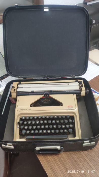 Máquina de escrever AEG Olympia (c/ caixa)