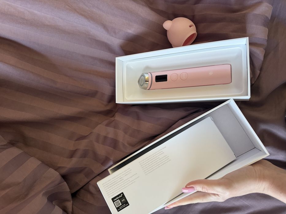Устройство для домашнего ухода за кожей 6 в 1 Medicube AGE-R Booster Pro, Pink