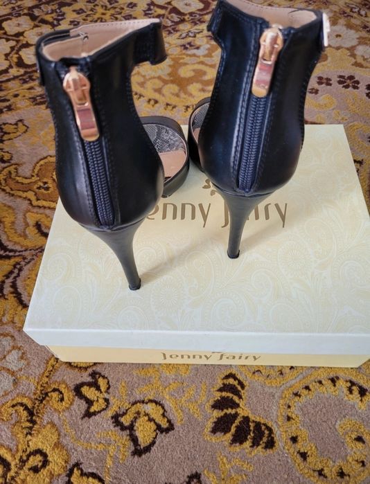 Sandałki na obcasie