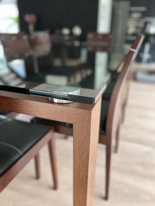 Sala de Jantar - conjunto de mesa e cadeiras