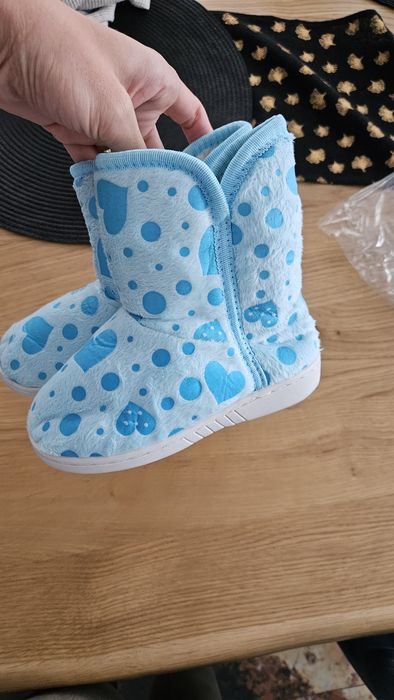 Nowe kapcie dziecięce r 35 z metkami