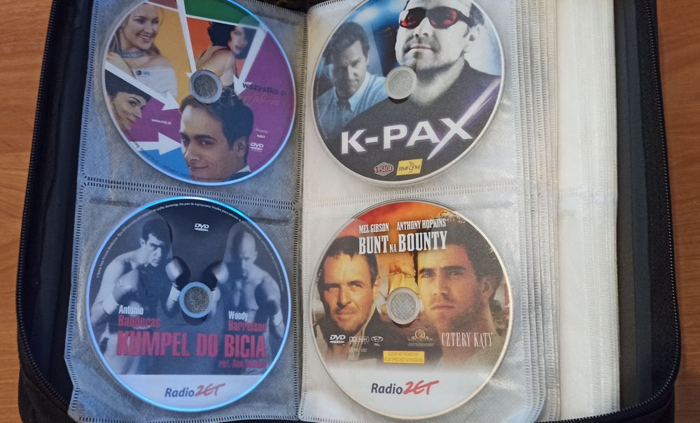 26 filmów: 24x DVD, 2x VCD, 1x CD video w czarnym etui