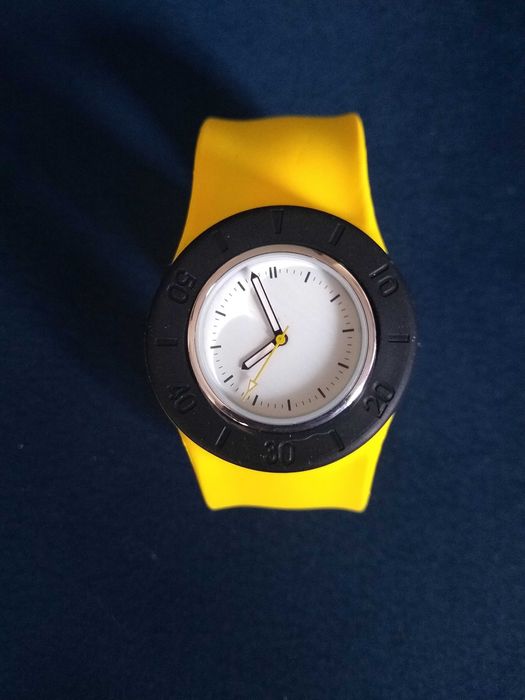 zegarek na rękę na silikonowym  żółtym pasku