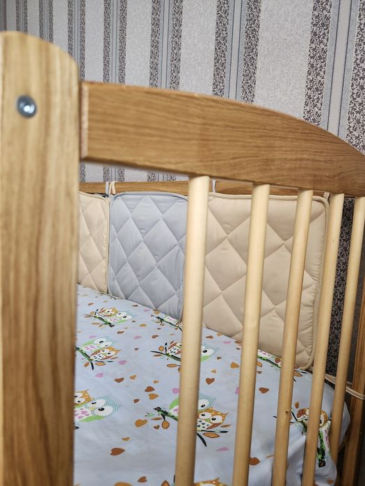 Дитяче дерев'яне ліжечко з маятником