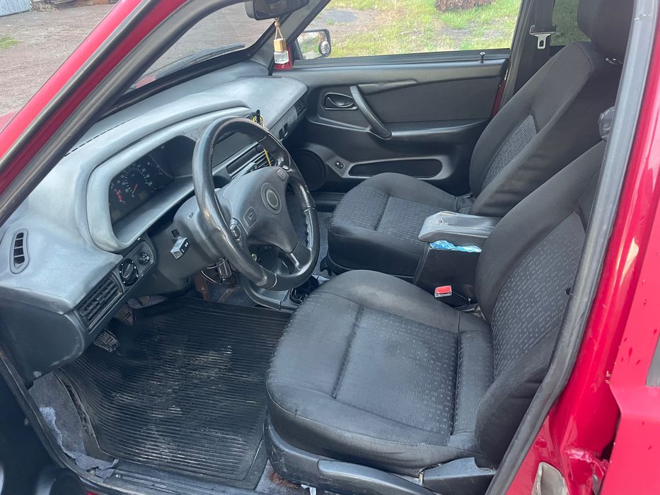 Авто повністю на ходу,нові гранати,патрубки на радіатор,генератор після ремонту,хороший акамулятор,нове зчеплення та маховик заміна ремня грм та роликів
Днище без дирок
 Газ 4го покоління Хороша літня резина  Продаж тільки з переоформленням, ніяких доручок чи по техпаспорту
Торг біля авто
Окремо нічого не продається!!!
Більш детально по телефону