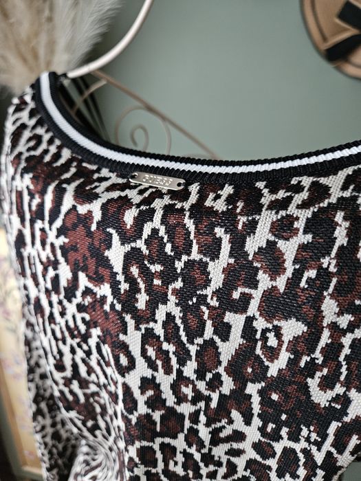 Guess DAFNE – elegancka sukienka damska midi z lampasami i logotype