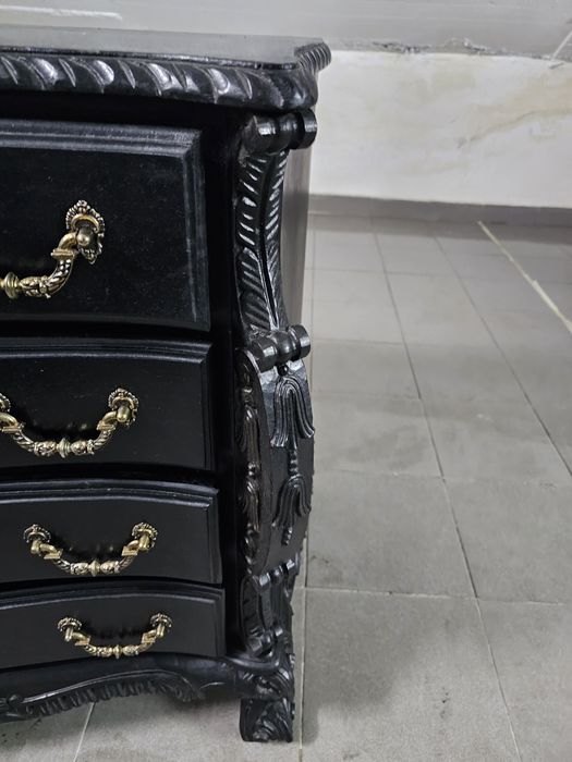 Cómoda antiga em bom estado geral