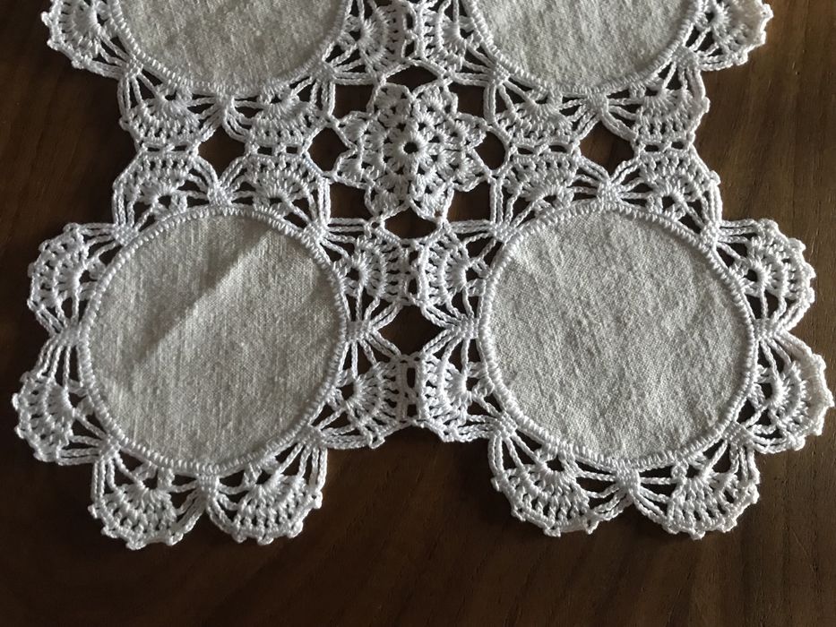 Naperons linho e croche