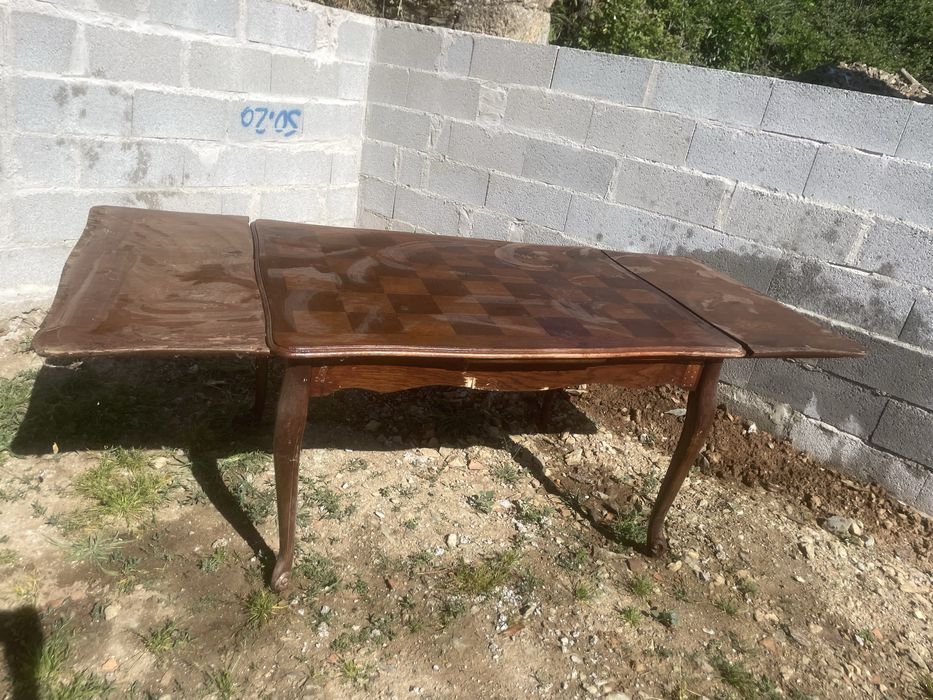 Mesa espaçosa impecavel