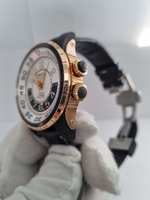 Золотые часы Vulcain X-Treme GMT 105924.159