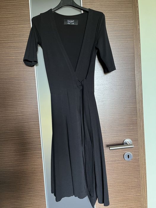 Sukienka Tyszert XS czarna rozkloszowana wiazana