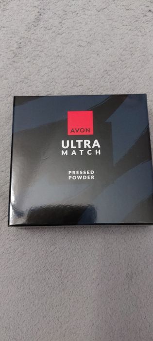 Puder prasowany Ultra Neutral Light Medium Avon