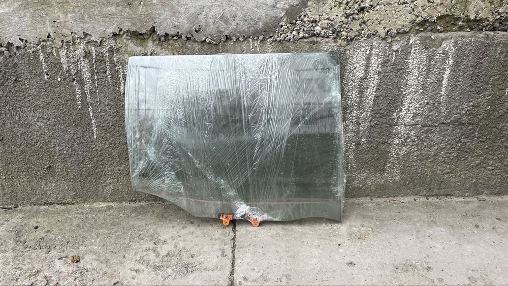 Заднее правое стекло Nissan Terrano II заднє праве скло Нісан Терано 2