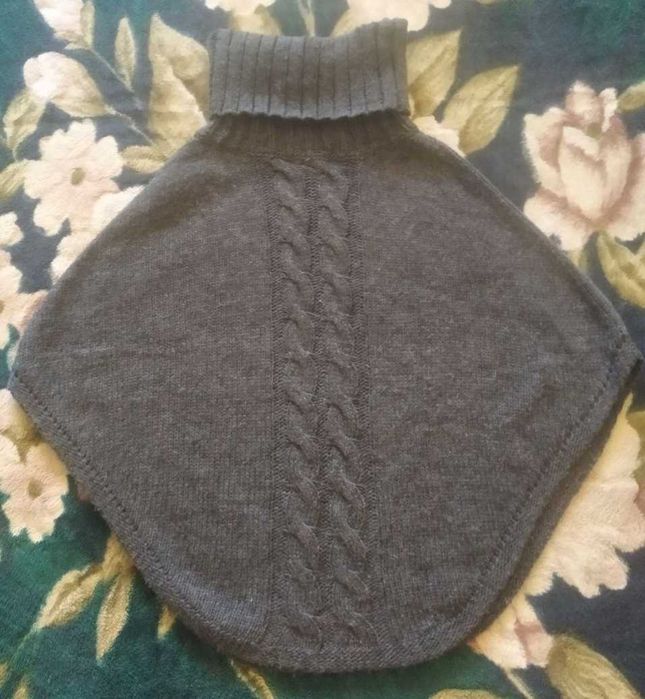 Тепле в'язане пончо з високим воротником