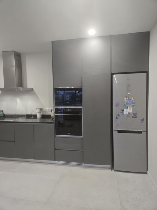 Cozinha com alguns electrodomésticos com 6 meses de utilização