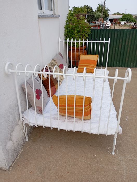 Sofá feito de cama antiga em ferro