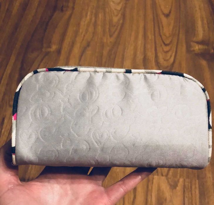 ESTEE LAUDER nowa elegancka kosmetyczka w casualowym stylu