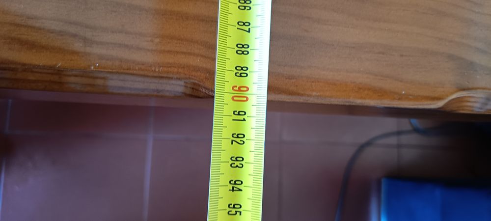 Mesa de madeira maciça com 8 cadeiras