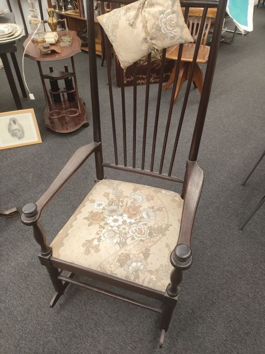 Cadeira de baloiço em madeira