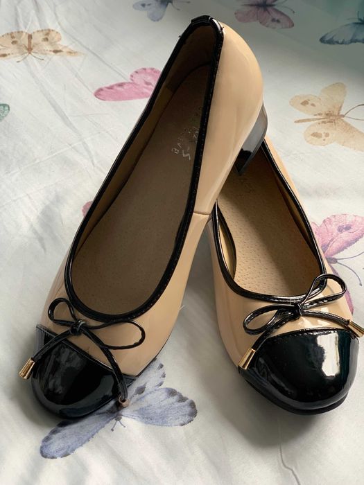 Buty damskie nowe beżowe lakierki, wkładka ze skóry nowe