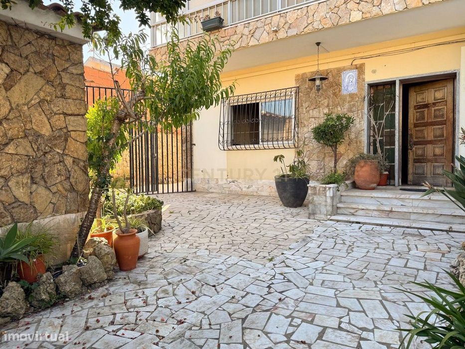 Espaçosa Moradia T5 com garagem e jardim no Algueirão, SIntra