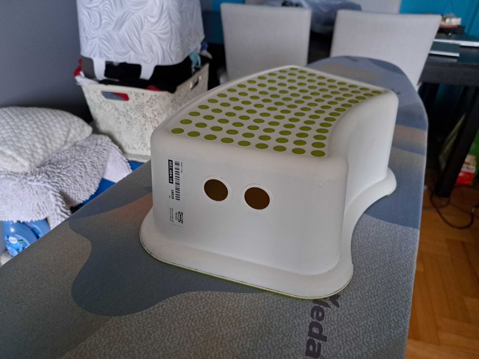 Podnóżek IKEA FORSIKTIG – antypoślizgowy, idealny dla dzieci
