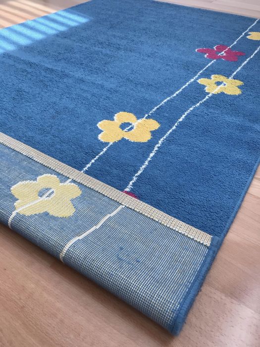 Tapete azul com padrão de flores