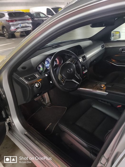 Moldura embelezadoura original da consola do Mercedes E300  2014/2017
Preço em novo 160€.