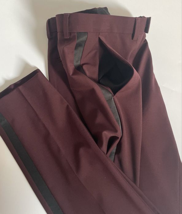 Garnitur smokingowy dwurzędowy Isaac Dewhirst Premium 46 slim ślubny bordowy