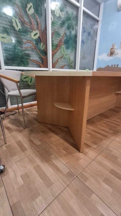 Продам стіл великий овальний та 7 стільців, вартість за  комплект