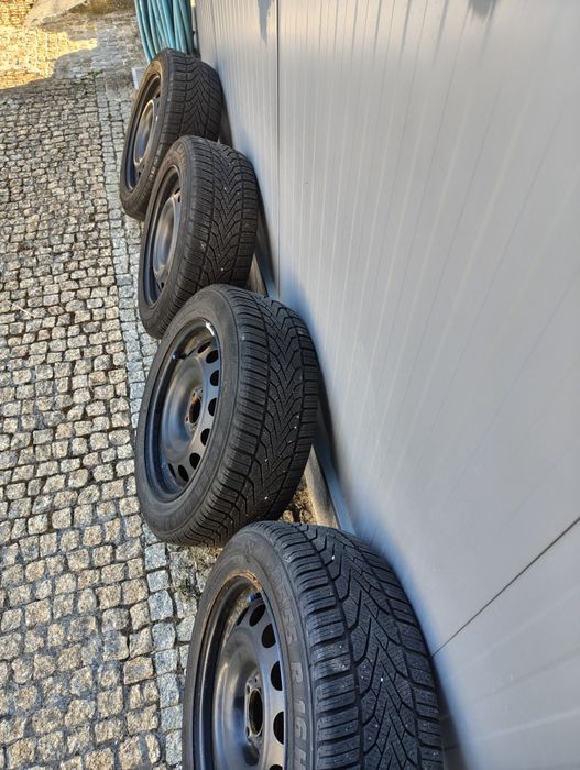 Pneus novos com jantes