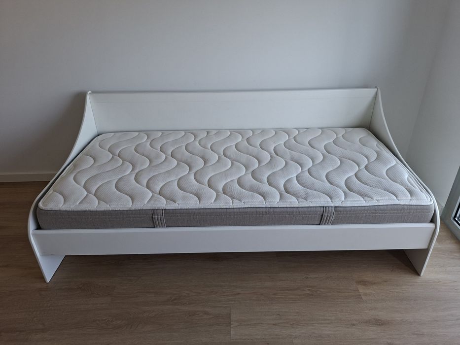 Cama branca de 90cm por 1.90m com colchão moloflex incluído