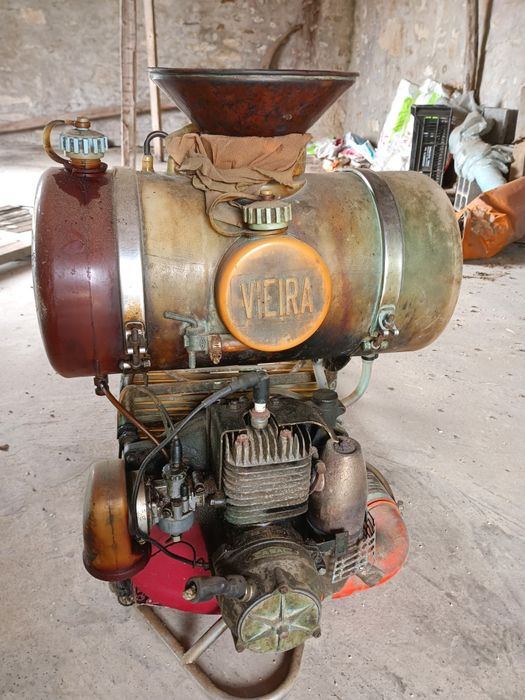 Motopulverizador de costas, marca Vieira, equipado com um motor a dois tempos marca Casal, a funcionar perfeitamente