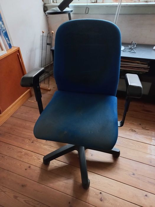 Cadeira de Escritório (Regulável)