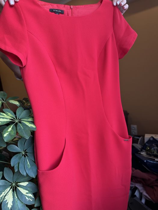 Сукня-футляр малинового кольору 38