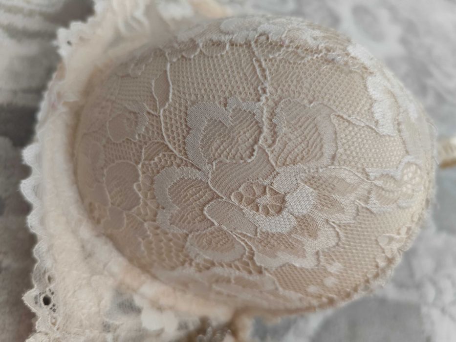 Beżowy koronkowy biustonosz 75B