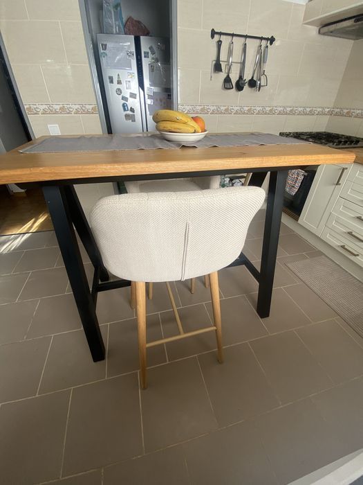 Mesa de cozinha com cadeiras