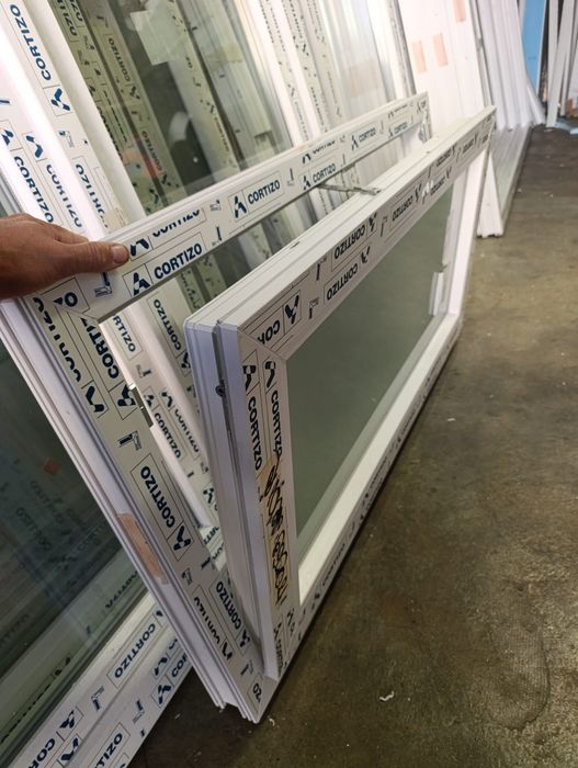 Janela em PVC vasculante Branca