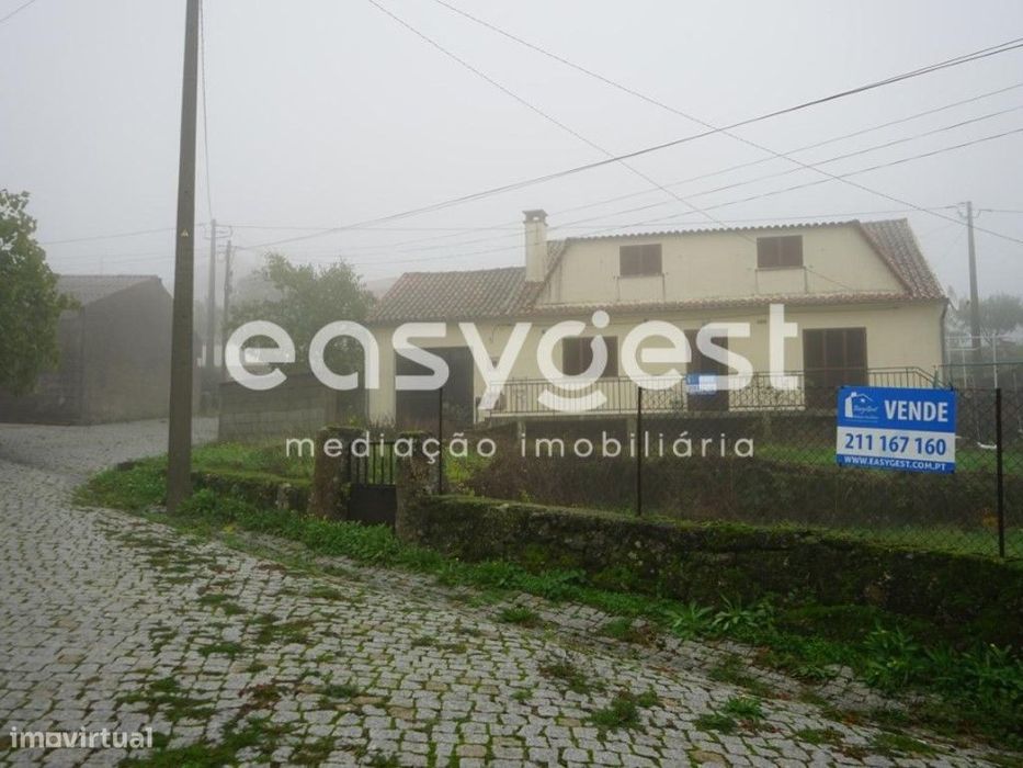 Moradia de dois pisos com quintal e logradouro na Aldeia de Sortelha